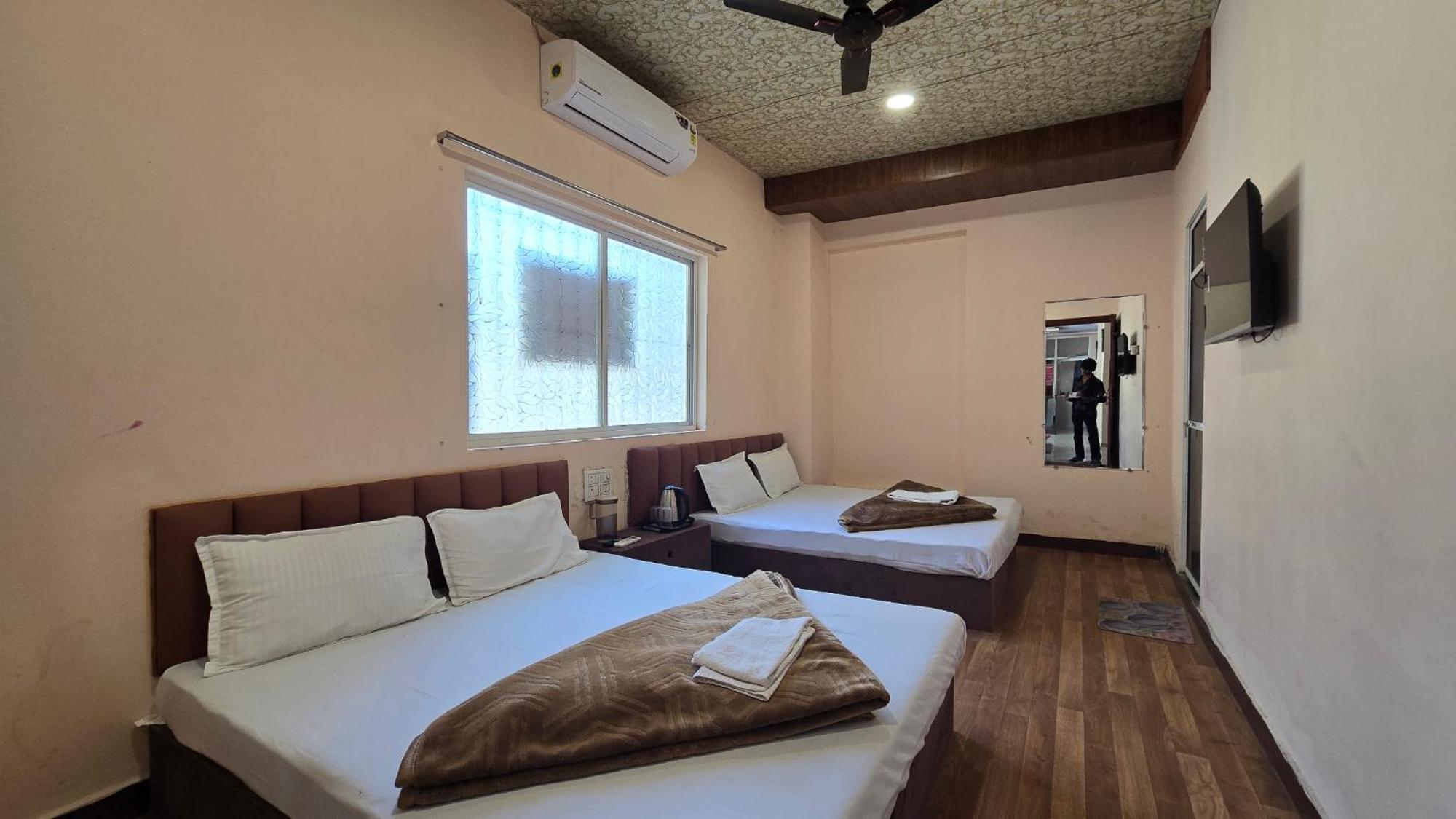 Hotel Maheshwari Green'S Ujjain Extérieur photo