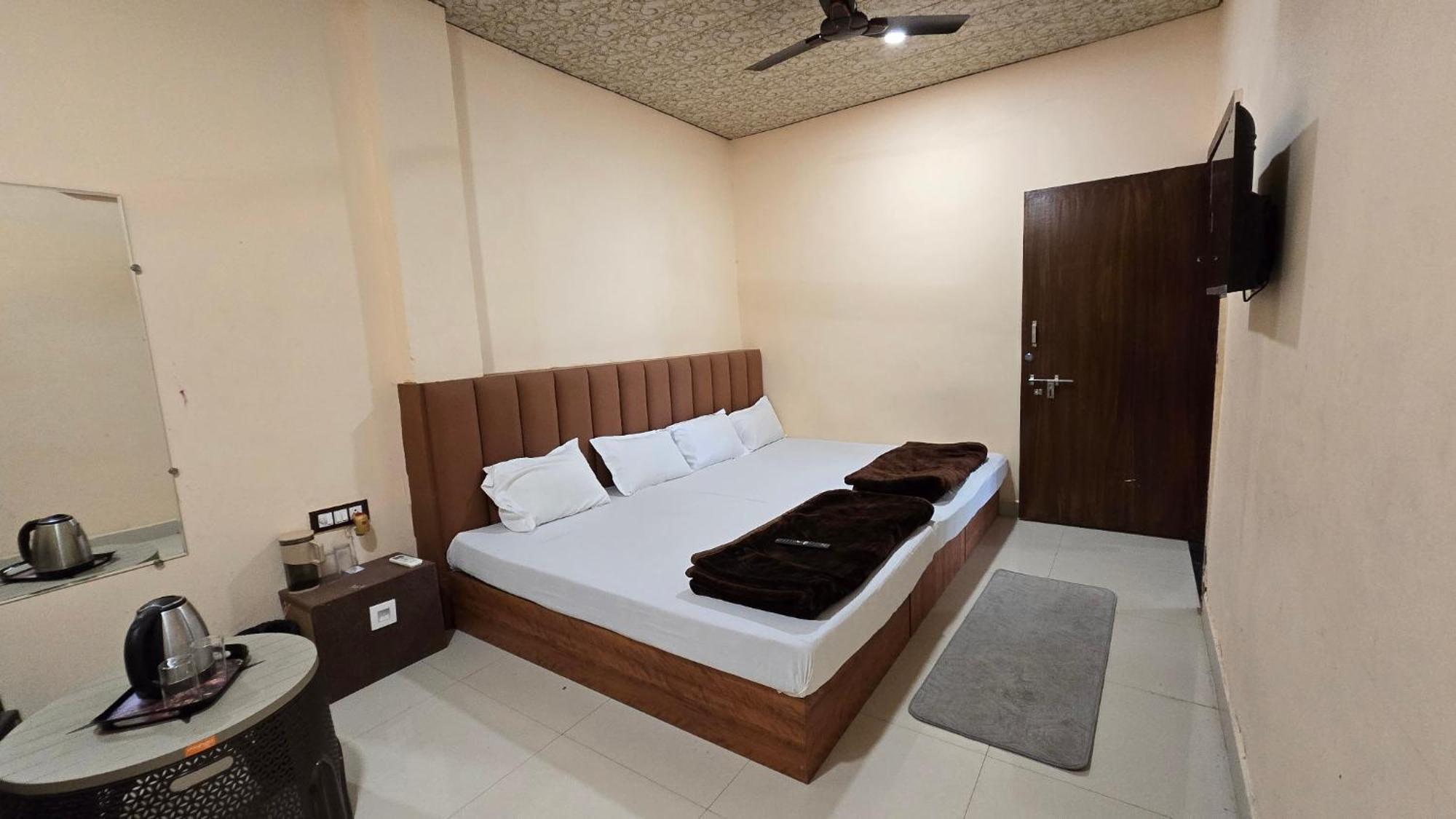Hotel Maheshwari Green'S Ujjain Extérieur photo
