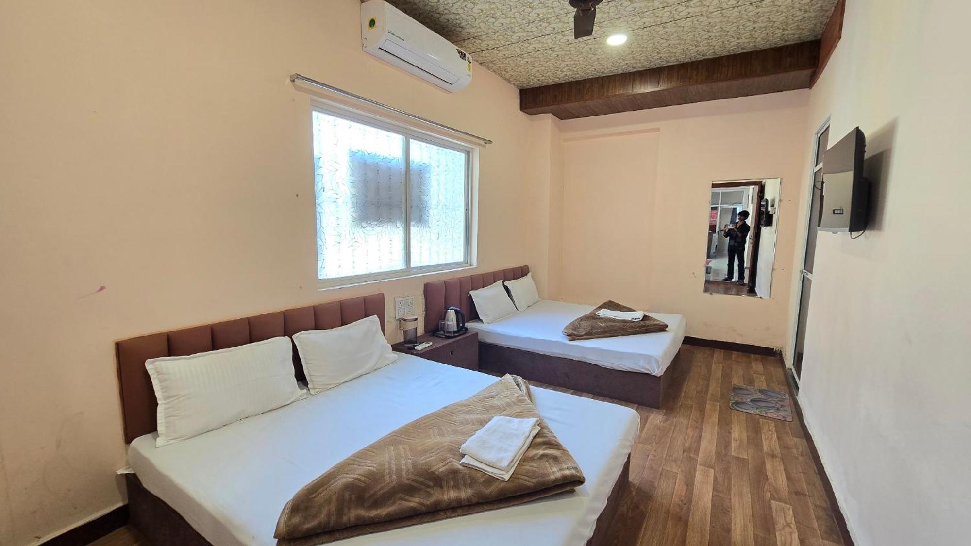 Hotel Maheshwari Green'S Ujjain Extérieur photo