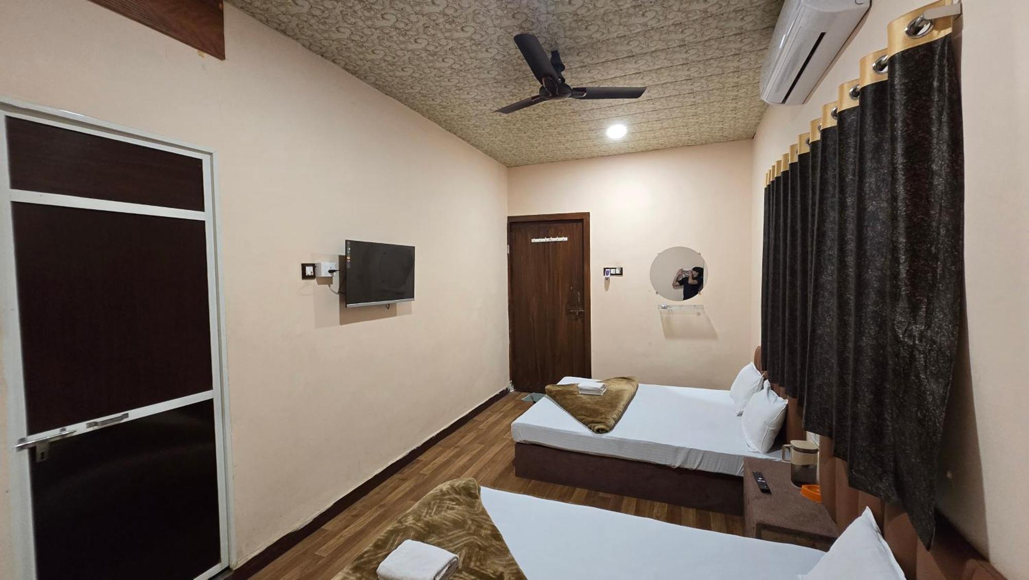 Hotel Maheshwari Green'S Ujjain Extérieur photo